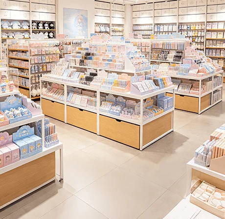 饰品文具小件商品经营场景示意图：展示海量小件SKU精细化建档与智能陈列管理