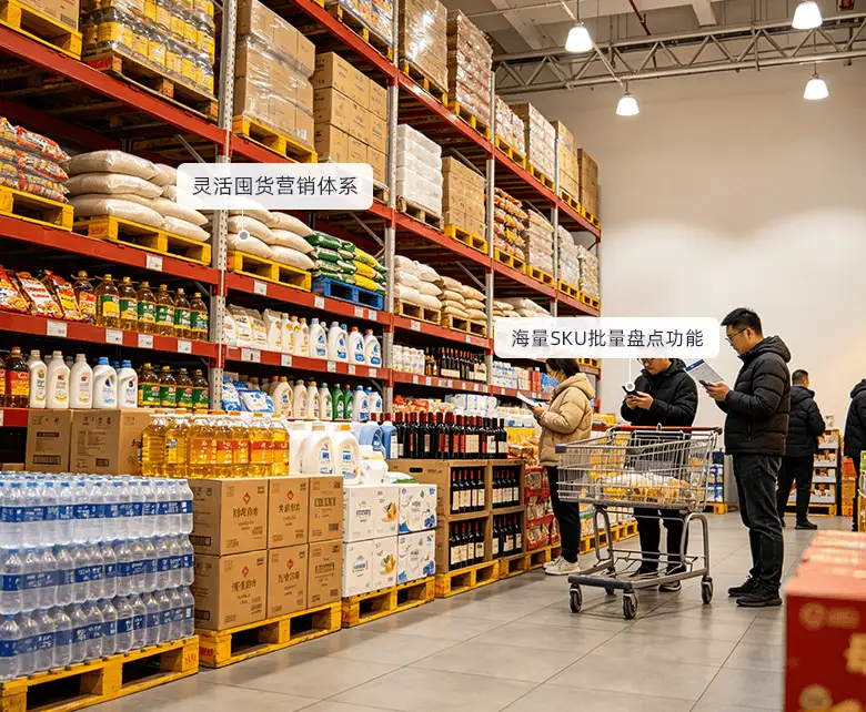 仓储会员超市标品量贩进口经营场景：高挑卖场重型货架整托盘囤放整箱米面粮油、包装饮用水与日化洗护，木托盘成箱堆码，顾客推车批量选购